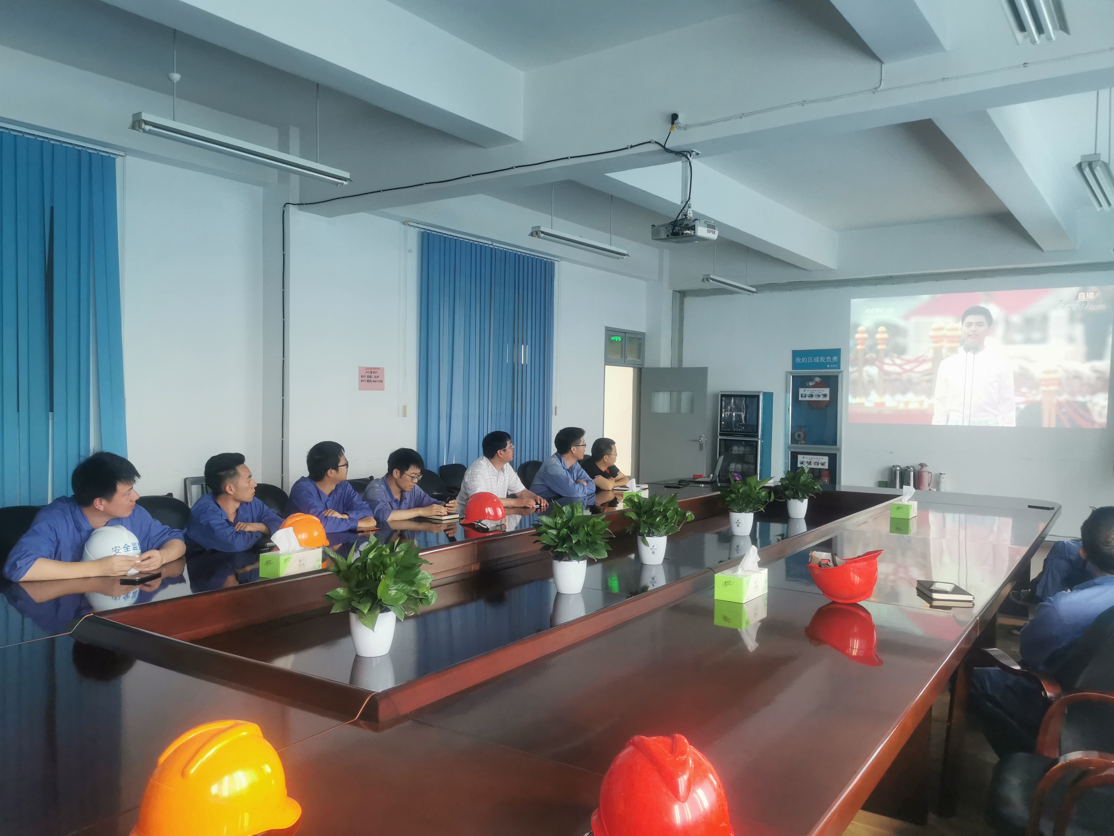 观看百年建党庆典